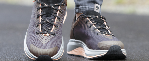 g&ouml;rd&uuml;lő talp&uacute; cipő